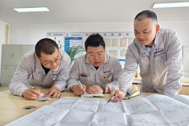 圖為配電班QC小組成員研究專用試驗裝置工藝圖紙.jpg
